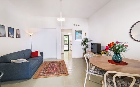 Cala Isulidda: Piso, Diseño De Interiores, Mueble, Suelo, Techo, Sofá, Habitación, Sala, Mesa, Departamento