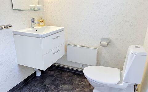 Lötstugan: Lavabo Del Baño, Arreglo De Tubería, Piso, Lavabo, Suelo, Baño, Diseño De Interiores, Mueble De Baño, Grifo, Plomería