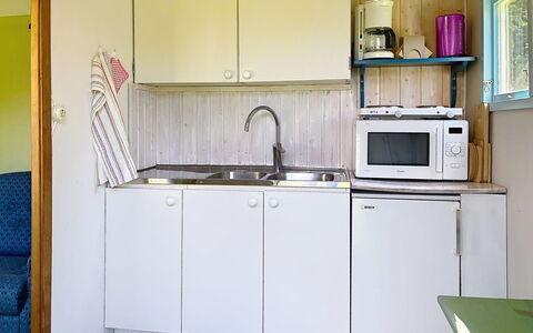 Lötstugan: Cocina, Madera, Fregadero, Diseño De Interiores, Piso, Lavabo, Suelo, Mostrador, Electrodoméstico, Arreglo De Tubería