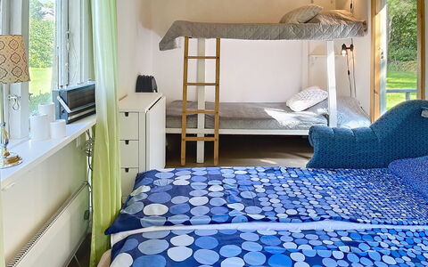 Lötstugan: Mueble, Cama, Habitación, Diseño De Interiores, Madera, Suelo, Sábana, Piso, Lecho, Textil