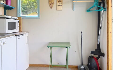 Lötstugan: Piso, Suelo, Habitación, Mueble, Techo, Pintar, Manchas De Madera, Gabinetes, Cajón, Estantería