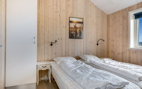 Arsi - 350M from the Sea: Madera, Habitación, Cama, Techo, Suelo, Sábana, Diseño De Interiores, Lecho, Piso, Marco De La Cama