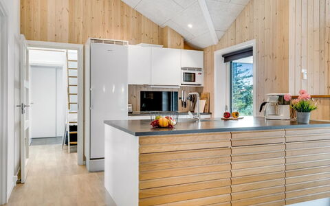 Arsi - 350M from the Sea: Madera, Cocina, Piso, Diseño De Interiores, Suelos De Madera, Mostrador, Electrodoméstico, Aparato De Cocina, Suelo, Mueble