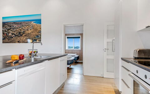 Arsi - 350M from the Sea: Piso, Diseño De Interiores, Suelo, Madera, Techo, Cocina, Mostrador, Suelos De Madera, Mueble, Electrodoméstico