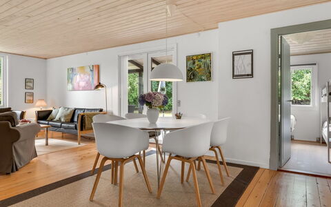 Elenora - 300M from the Sea: Mueble, Diseño De Interiores, Piso, Suelo, Suelos De Madera, Madera, Mesa, Techo, Silla, Comedor