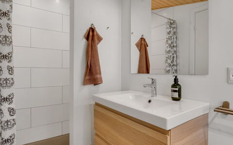 Elenora - 300M from the Sea: Piso, Diseño De Interiores, Suelo, Arreglo De Tubería, Lavabo Del Baño, Baño, Mueble De Baño, Lavabo, Gabinetes, Grifo