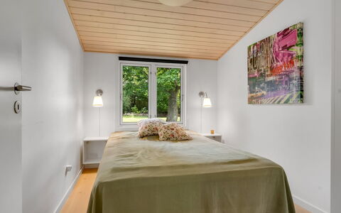 Elenora - 300M from the Sea: Diseño De Interiores, Cama, Habitación, Mueble, Pared, Piso, Madera, Techo, Suelo, Sábana