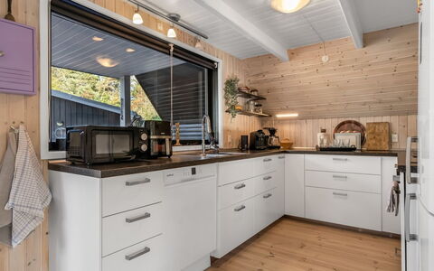 Ilsebeth - from the Sea: Cocina, Mostrador, Madera, Aparato De Cocina, Diseño De Interiores, Electrodoméstico, Piso, Techo, Mueble, Gabinetes