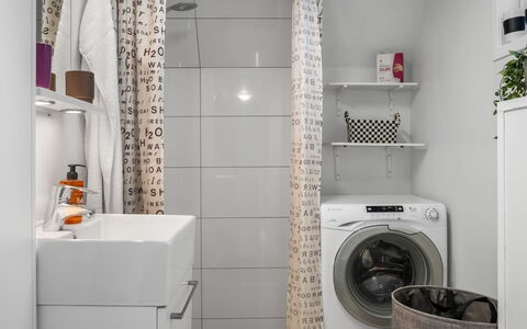 Ilsebeth - from the Sea: Diseño De Interiores, Pared, Piso, Habitación, Lavadora, Suelo, Cuarto De Lavado, Casa, Arreglo De Tubería, Techo