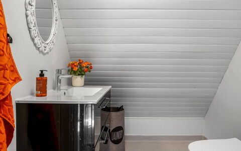 Ilsebeth - from the Sea: Piso, Suelo, Diseño De Interiores, Techo, Arreglo De Tubería, Plomería, Manchas De Madera, Baño, Diseño, Lavabo