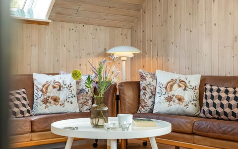 Ilsebeth - from the Sea: Mueble, Diseño De Interiores, Madera, Piso, Suelo, Encendiendo, Sala, Lámpara, Habitación, Casa