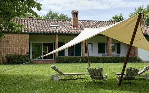 Casa Mancini, Holiday Villa, San Galgano: Sombra, Césped, Cobertura Del Suelo, Jardín, Ocio, Yarda, Parque, Patio Interior, Paisajismo