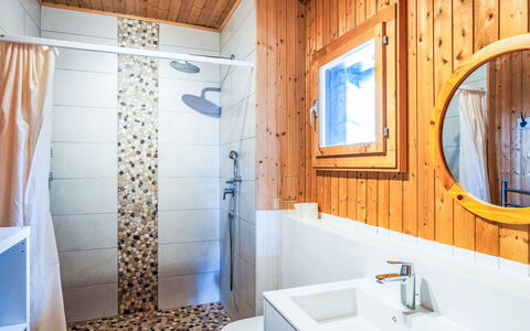 Les Marmottes: Piso, Madera, Suelo, Diseño De Interiores, Arreglo De Tubería, Techo, Baño, Encendiendo, Grifo, Habitación