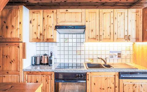 Les Marmottes: Madera, Cocina, Gabinetes, Electrodoméstico, Manchas De Madera, Mostrador, Congelación, Nieve, Madera Dura, Aparato De Cocina