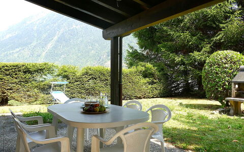 Casa Alenzino: Mueble, Mueble Para Exteriores, Mesa, Mesa Al Aire Libre, Silla, Sombra, Jardín, Cocina Y Comedor Mesa, Estructura Al Aire Libre, Patio Interior