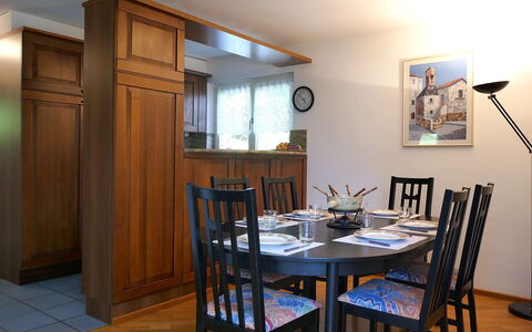 Casa Alenzino: Mueble, Diseño De Interiores, Madera, Piso, Cocina Y Comedor Mesa, Mesa, Techo, Comedor, Silla, Suelo