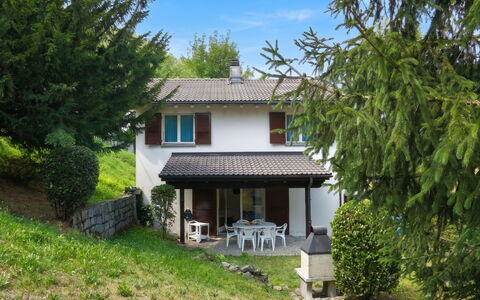 Casa Alenzino: Casa, Arbusto, Barrio Residencial, Techo, Casa, Cabaña, Jardín, Césped, Casa De Campo