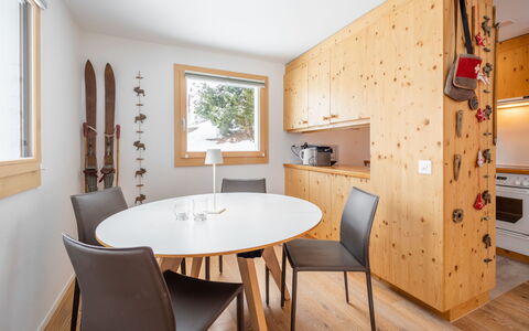 Casa Collina 5I-02: Mueble, Diseño De Interiores, Piso, Madera, Techo, Suelo, Mesa, Cocina Y Comedor Mesa, Encendiendo, Comedor