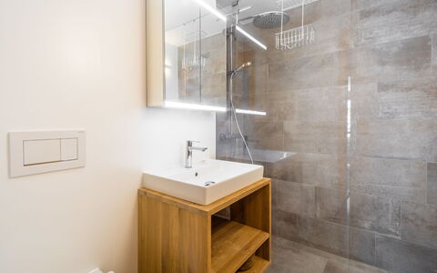 Casa Collina 5I-02: Piso, Suelo, Pared, Arreglo De Tubería, Diseño De Interiores, Madera, Baño, Lavabo Del Baño, Techo, Plomería