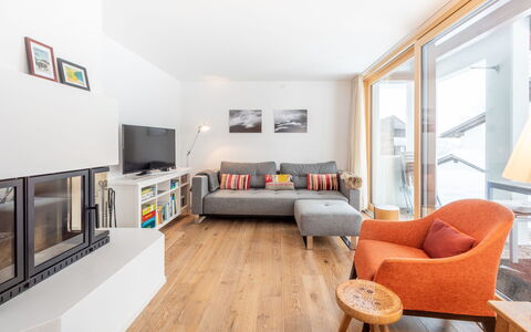 Casa Collina 5I-02: Mueble, Diseño De Interiores, Piso, Suelo, Sofá, Habitación, Madera, Sala, Techo, Suelos De Madera