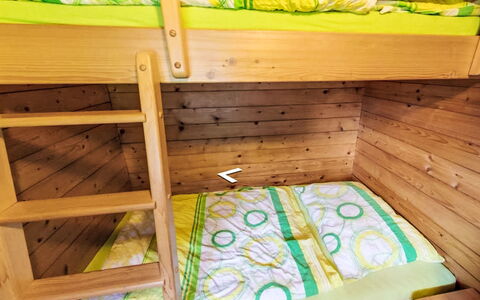 Velke Karlovice 300: Litera, Madera, Habitación, Suelo, Cama, Piso, Manchas De Madera, Lecho, Dormitorio, Hostal