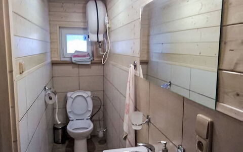 Velke Karlovice 300: Madera, Piso, Suelo, Arreglo De Tubería, Asiento Del Baño, Baño, Baño, Lavabo Del Baño, Habitación, Puerta