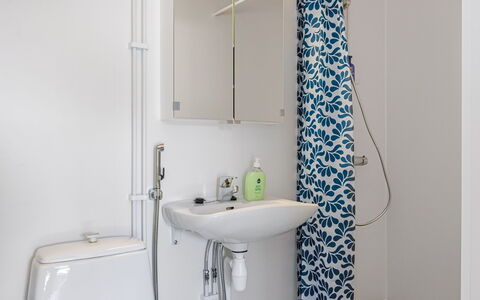 Heinävesi Homes D4: Baño, Arreglo De Tubería, Diseño De Interiores, Lavabo Del Baño, Lavabo, Piso, Baño, Grifo, Plomería, Suelo