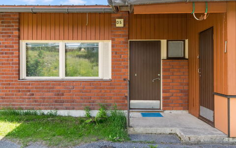 Heinävesi Homes D5: Puerta, Barrio Residencial, Casa, Vía Muerta, Entrada De Coches, Manchas De Madera, Yarda, Ladrillo, Inicio De La Puerta