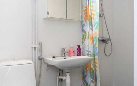 Heinävesi Homes D5: Baño, Arreglo De Tubería, Lavabo Del Baño, Lavabo, Baño, Diseño De Interiores, Grifo, Asiento Del Baño, Plomería, Piso