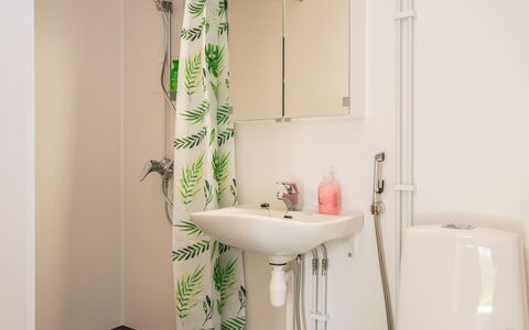 Heinävesi Homes D6: Arreglo De Tubería, Baño, Diseño De Interiores, Baño, Asiento Del Baño, Cortina De La Ducha, Suelo, Plomería, Habitación, Cortina