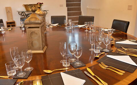 Alexander House: Mueble, Mesa, Vajilla, Stemware, Diseño De Interiores, Silla, Drinkware, Cocina Y Comedor Mesa, Comedor, Manteles