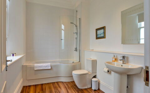 Alexander House: Piso, Suelo, Baño, Arreglo De Tubería, Diseño De Interiores, Bañera, Plomería, Grifo, Baño, Habitación