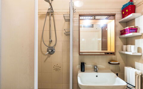 Il Nido: Baño, Arreglo De Tubería, Pared, Piso, Lavabo Del Baño, Diseño De Interiores, Suelo, Lavabo, Grifo, Espejo