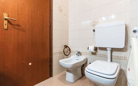 Il Nido: Asiento Del Baño, Arreglo De Tubería, Baño, Baño, Piso, Suelo, Plomería, Bidé, Lavabo, Grifo