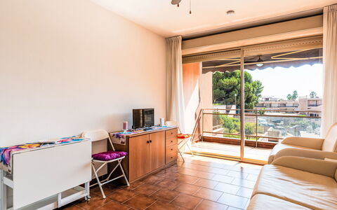 Il Nido: Mueble, Piso, Departamento, Suelo, Silla, Manchas De Madera, Balcón, Condominio, Sombra, Madera Dura