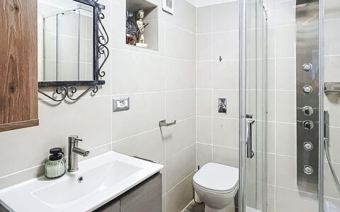 Bluhome: Baño, Arreglo De Tubería, Diseño De Interiores, Baño, Lavabo, Piso, Lavabo Del Baño, Grifo, Mueble De Baño, Suelo