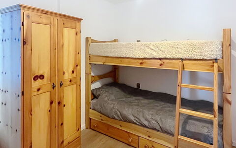 Bluhome: Madera, Mueble, Cama, Habitación, Piso, Suelo, Litera, Habitación, Diseño De Interiores, Lecho