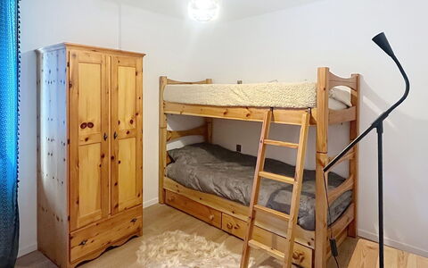 Bluhome: Mueble, Cama, Habitación, Piso, Madera, Suelo, Diseño De Interiores, Habitación, Lecho, Sábana