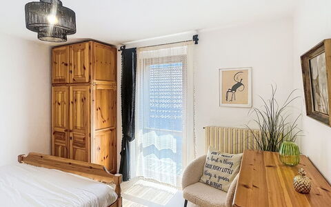 Bluhome: Mueble, Diseño De Interiores, Pared, Cama, Habitación, Madera, Piso, Habitación, Suelo, Techo