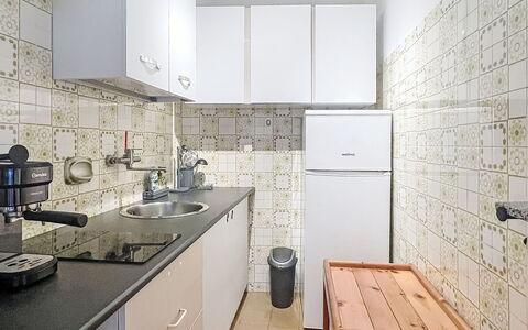 Bluhome: Piso, Cocina, Electrodoméstico, Aparato De Cocina, Mostrador, Suelo, Diseño De Interiores, Arreglo De Tubería, Gabinetes, Lavabo