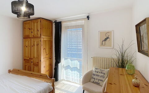 Bluhome: Mueble, Diseño De Interiores, Pared, Madera, Cama, Habitación, Habitación, Suelo, Piso, Techo