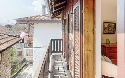 Bluhome: Pared, Ventana, Madera, Arquitectura, Puerta, Casa, Casa, Barrio Residencial, Balcón, Material Compuesto