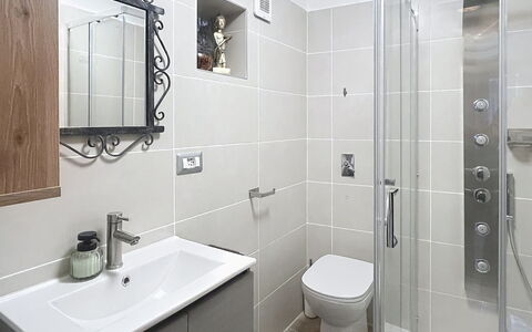 Bluhome: Baño, Arreglo De Tubería, Lavabo Del Baño, Diseño De Interiores, Lavabo, Piso, Baño, Grifo, Espejo, Suelo