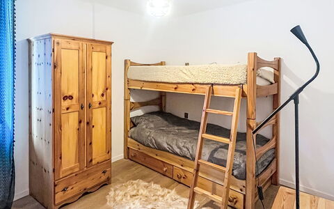 Bluhome: Mueble, Madera, Piso, Suelo, Cama, Diseño De Interiores, Habitación, Habitación, Litera, Suelos De Madera