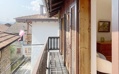 Bluhome: Pared, Madera, Arquitectura, Barrio Residencial, Casa, Puerta, Porche, Balcón, Pretil, Balaustre