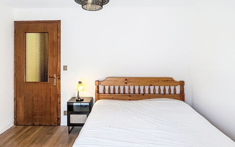 Bluhome: Cama, Habitación, Mueble, Pared, Lecho, Diseño De Interiores, Madera, Sábana, Suelo, Piso