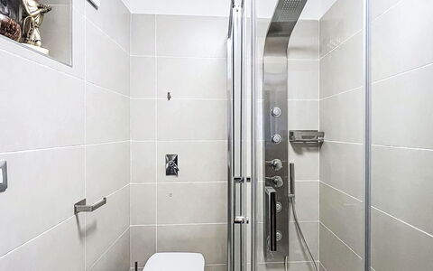 Bluhome: Baño, Arreglo De Tubería, Piso, Diseño De Interiores, Suelo, Alcachofa De La Ducha, Ducha, Plomería, Baño, Loseta