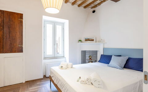Suite Sinfonia Blu: Pared, Madera, Habitación, Diseño De Interiores, Mueble, Piso, Suelo, Cama, Casa, Sábana