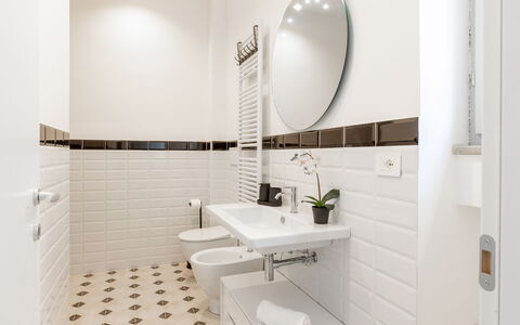 Suite Sinfonia Oro: Piso, Diseño De Interiores, Suelo, Arreglo De Tubería, Baño, Loseta, Plomería, Grifo, Lavabo, Baño