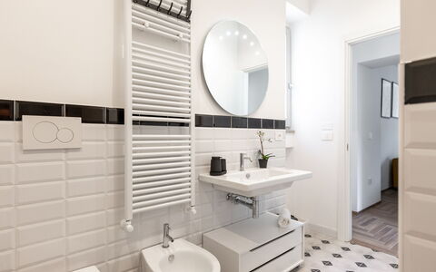 Suite Sinfonia Oro: Diseño De Interiores, Piso, Suelo, Arreglo De Tubería, Lavabo, Lavabo Del Baño, Casa, Plomería, Baño, Habitación